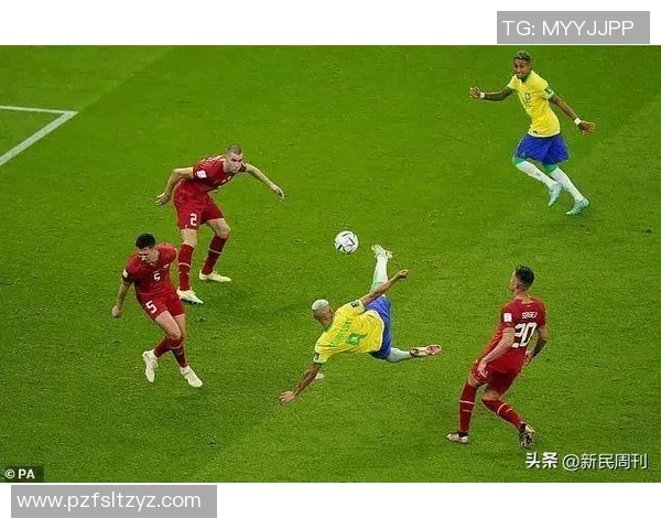 足球明星在家展示绝技倒勾球挑战自我引发热议