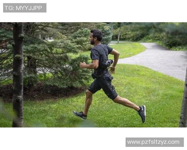 足球明星悠闲散步高清视频展现明星风采与日常生活的完美结合