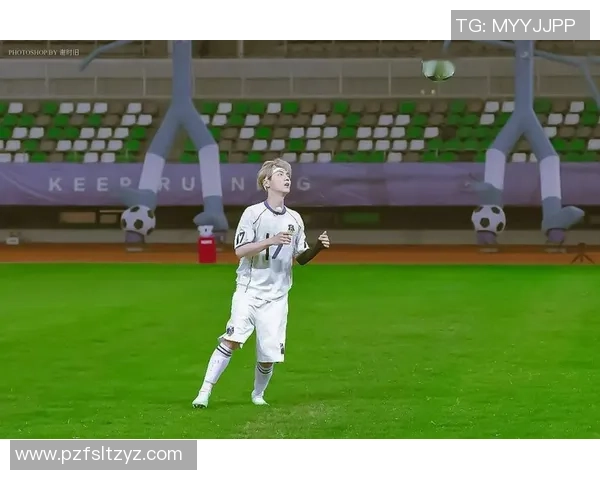 路人偶遇足球明星惊喜瞬间感动全场引发热议视频合集